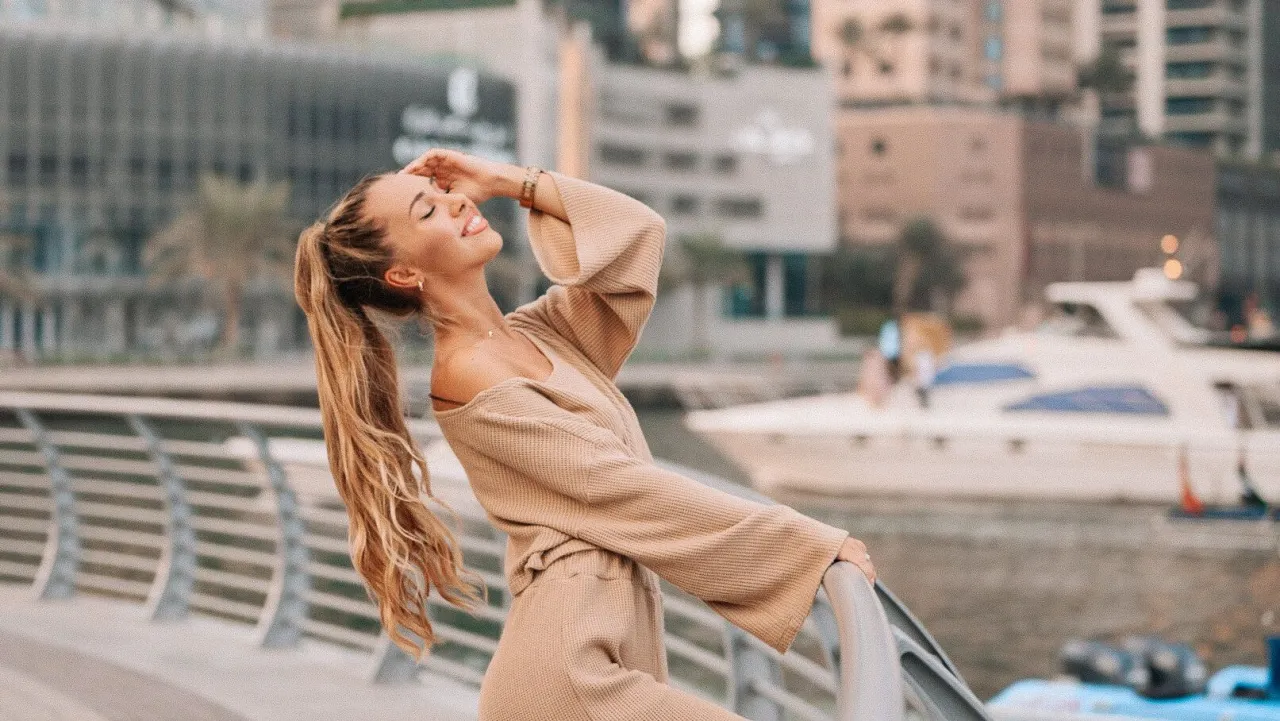 Kobieta w Dubaju odpowiedni strój