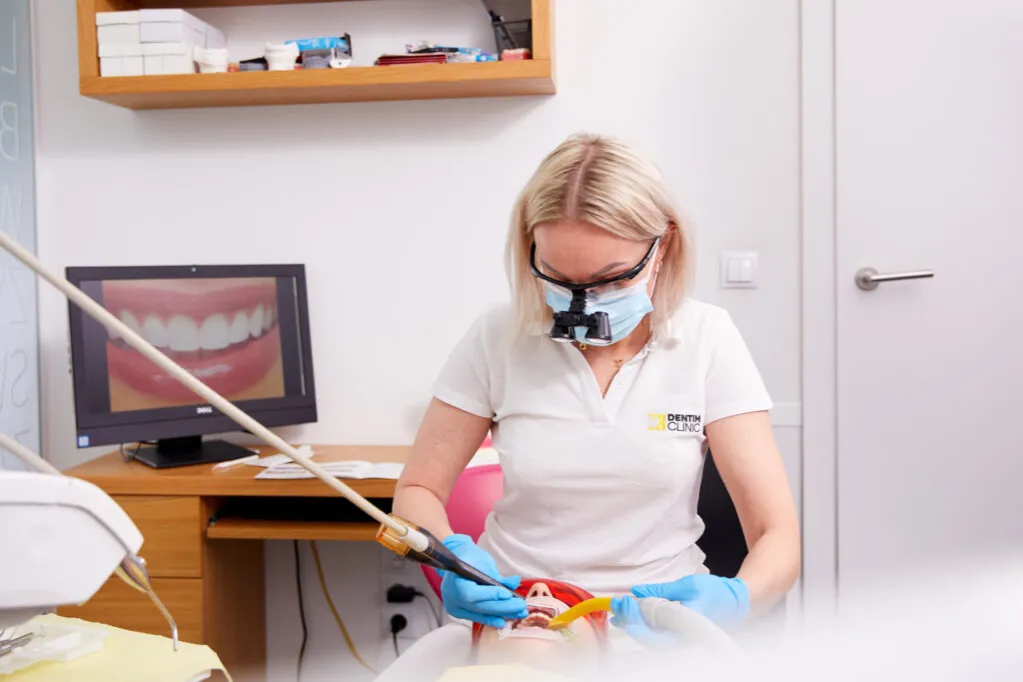 osoba z dyskomfortem w dziąśle lub higiena jamy ustnej