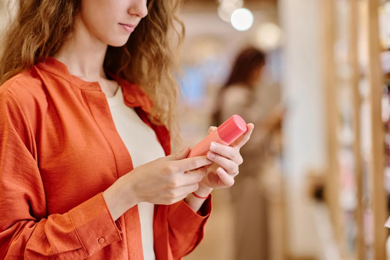 kobieta czytająca skład kosmetyk&oacute;w