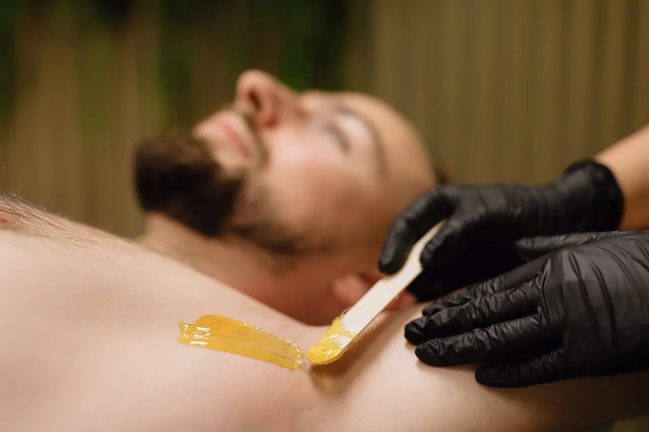 Profesjonalna depilacja woskiem w salonie kosmetycznym