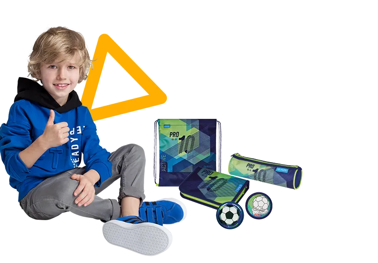 dziecko z plecakiem herlitz przed komputerem