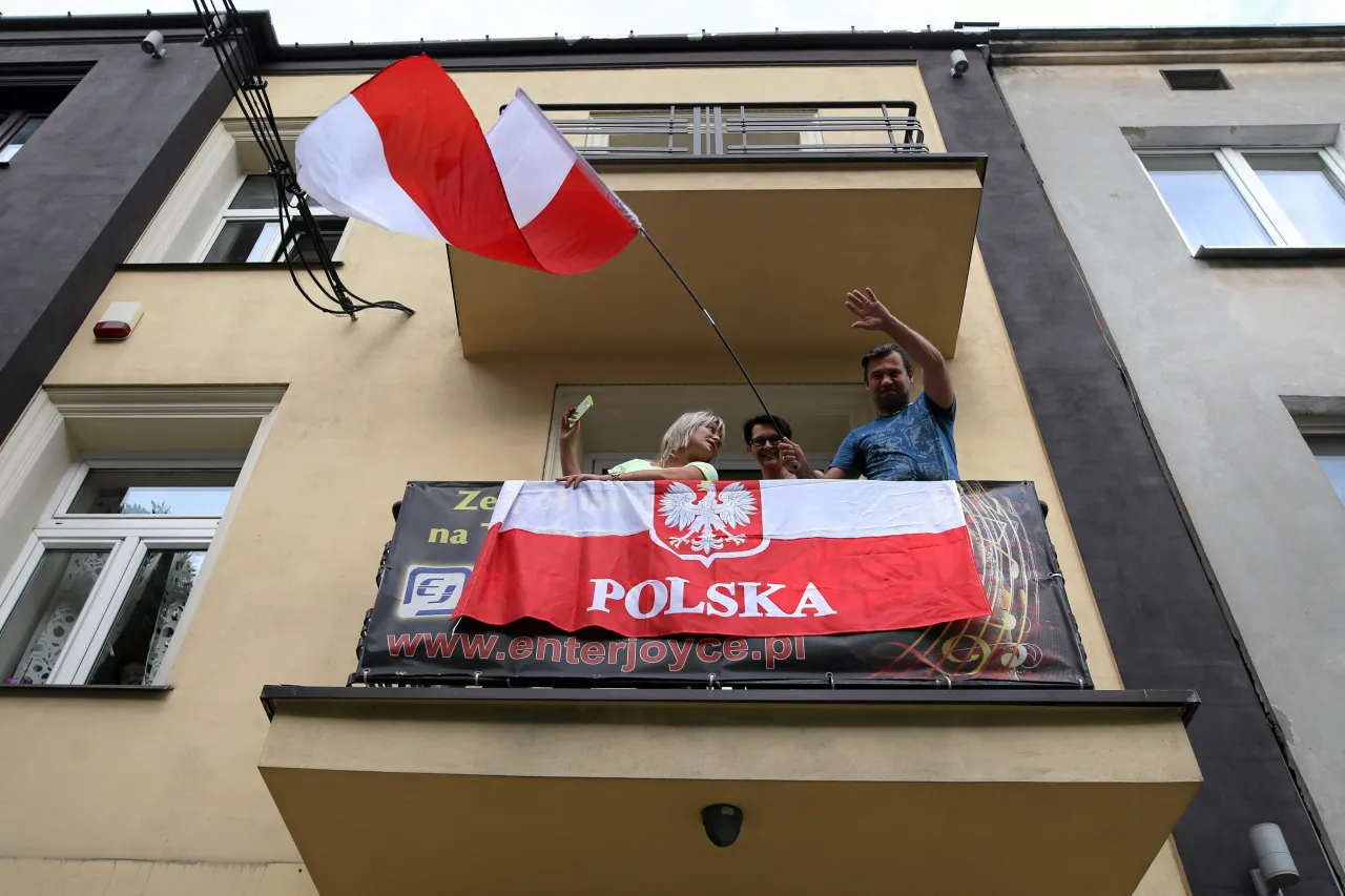 Zdjęcie Jak powiesić flagę na balkonie bez błędów - praktyczne porady