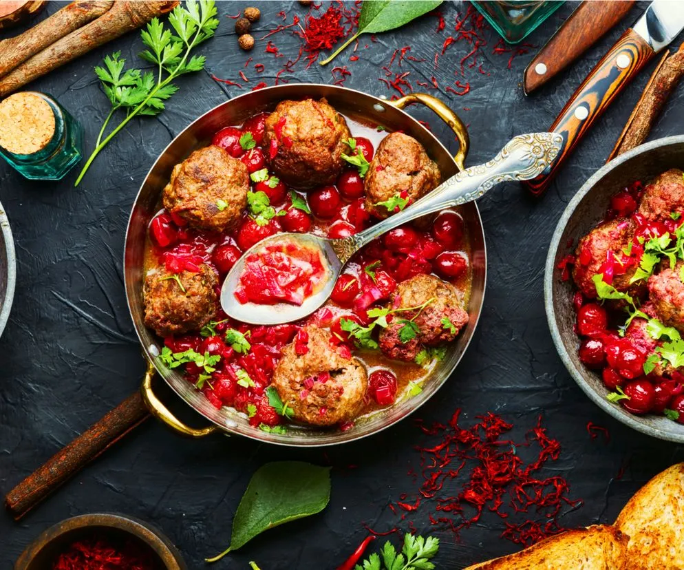 różnorodne dania z mięsa mielonego na talerzach