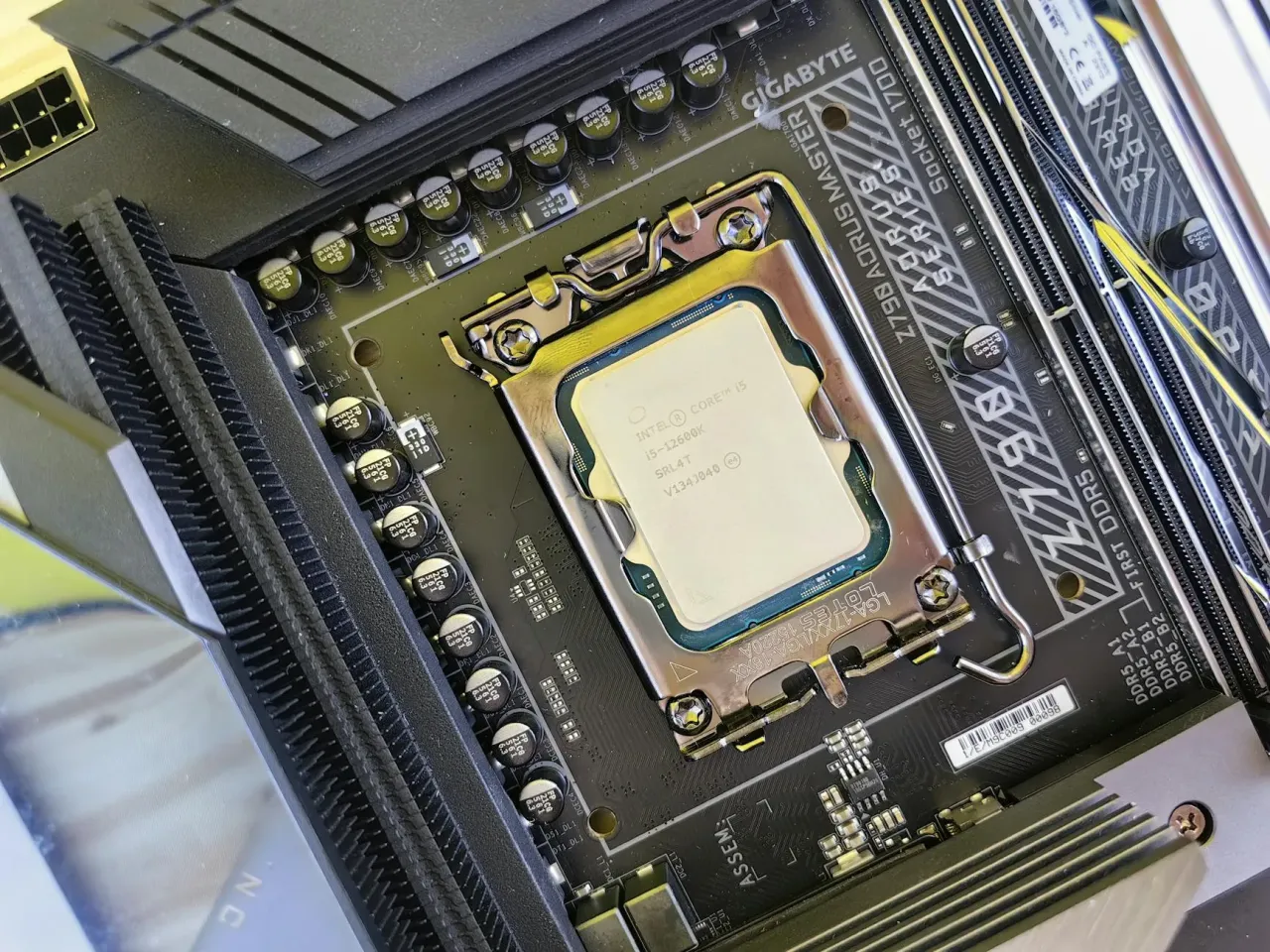 Procesor Intel Core i5-12600K zamontowany na płycie głównej Gigabyte Z790 AORUS MASTER. Sprawdź, jak sprawdzić, czy procesor pasuje do płyty głównej.