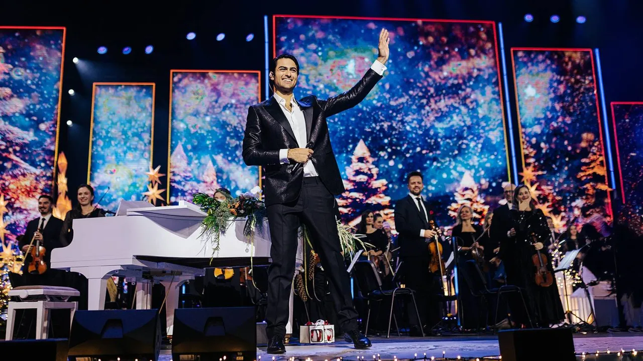 Andrea Bocelli wita publiczność na świątecznym koncercie. Trudno określić, ile trwa koncert Andrea Bocelli, ale z pewnością jest to niezapomniane widowisko.