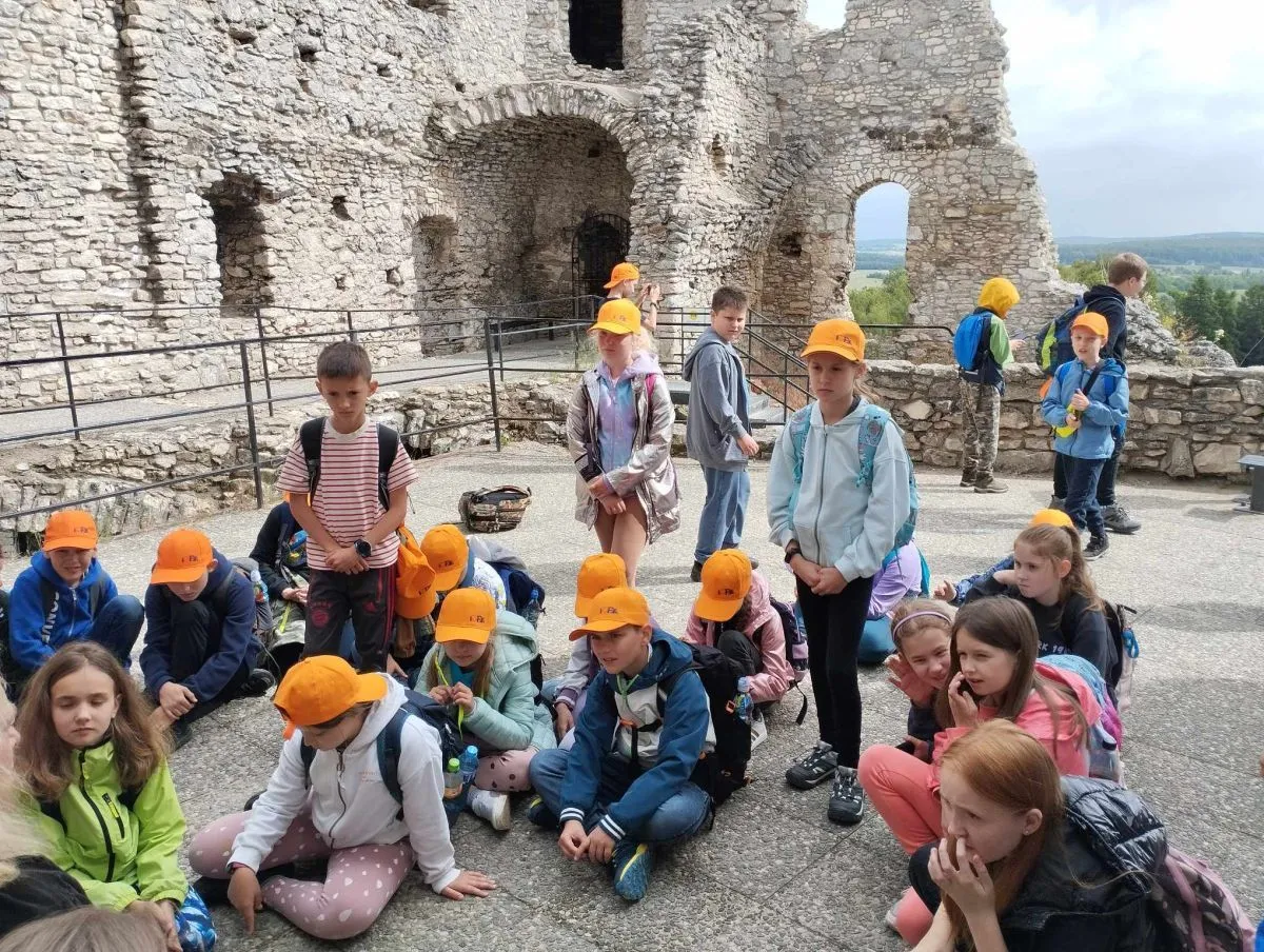 Dzieci na tle ruin zamku Ogrodzieniec