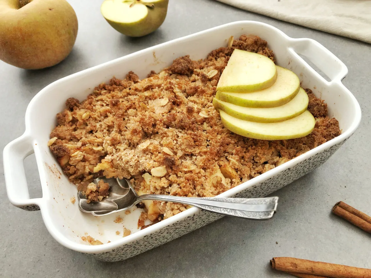 Jabłecznik z kruszonką i plasterkami jabłka. Czy szarlotka jest zdrowa? Zależy od składników, ale ta wygląda apetycznie!