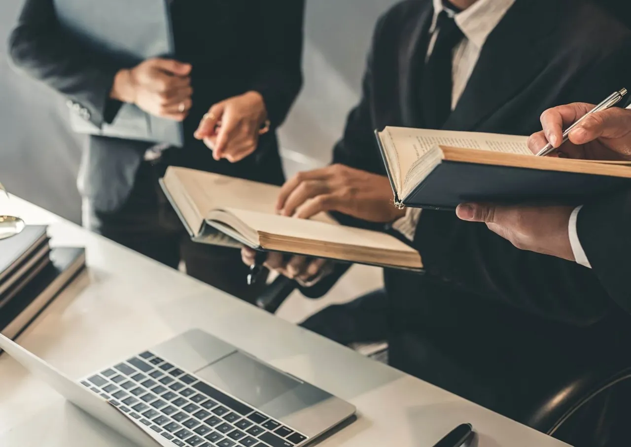 osoba czytająca pozew rozwodowy, stres, dokumenty prawne