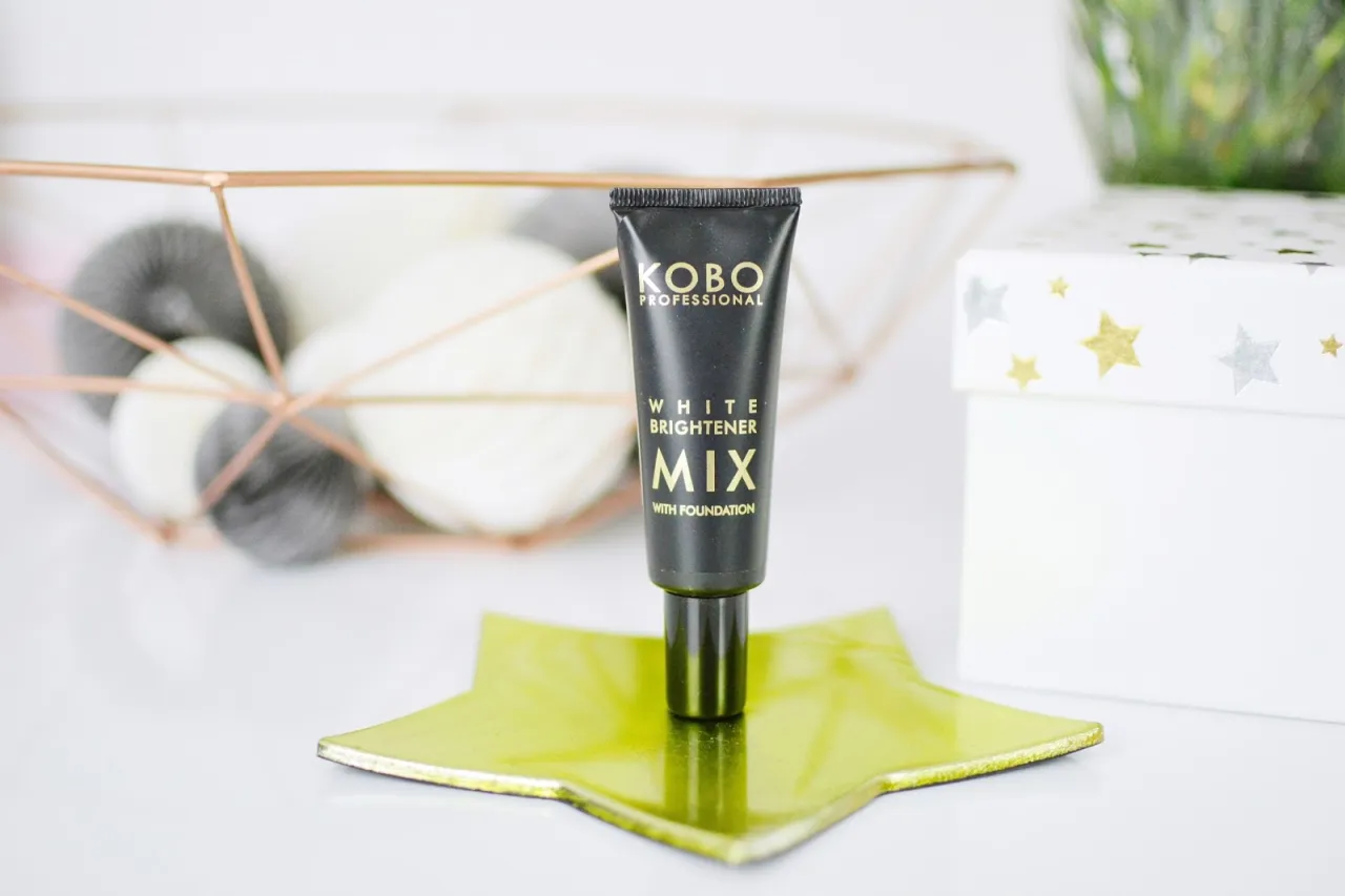 produkty do rozjaśniania korektora, biały mixer, jasny podkład, highlighter