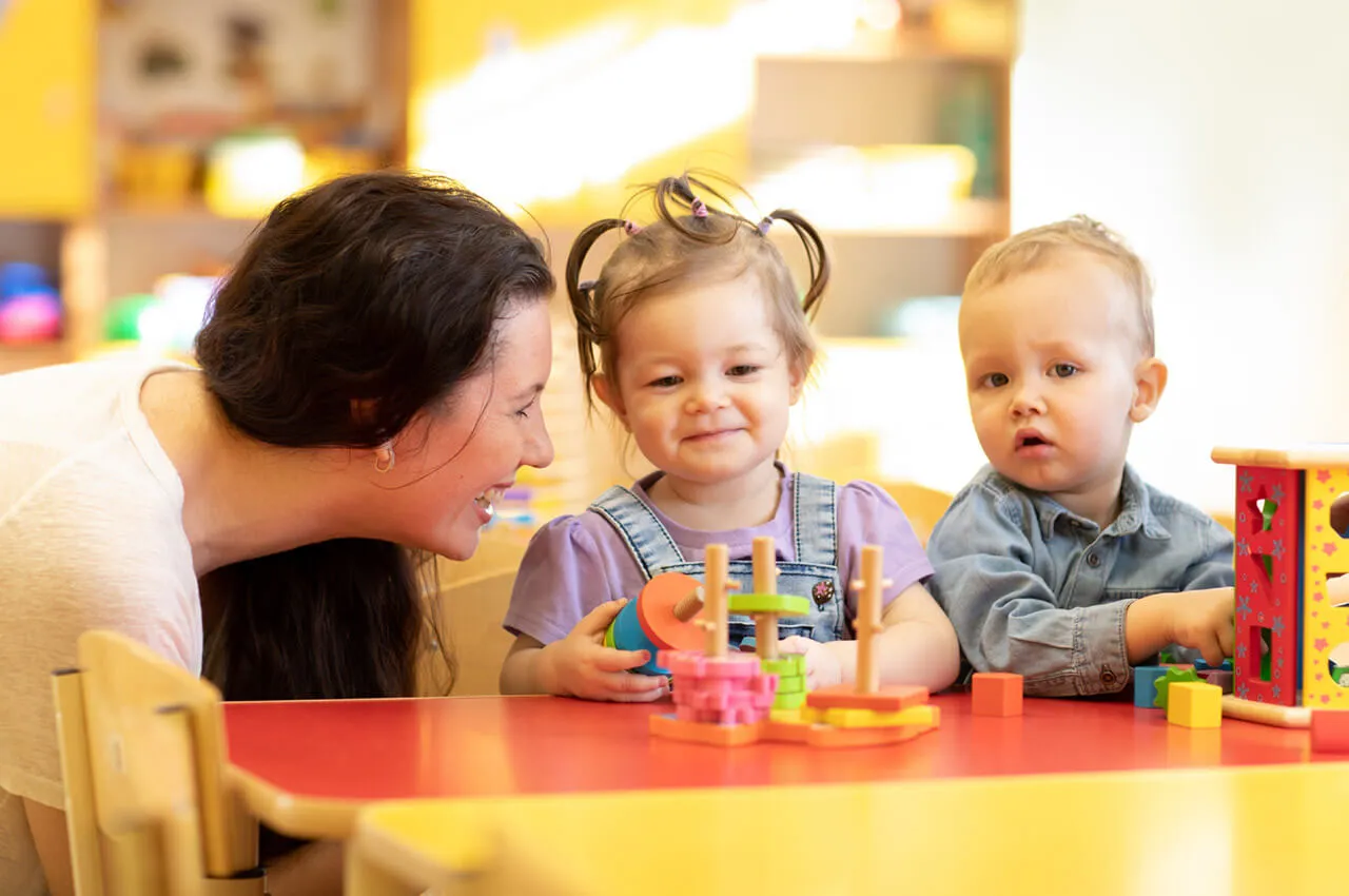 rodzic z dzieckiem rozważający żłobek
