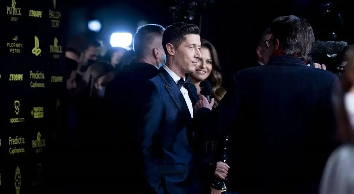 Robert Lewandowski w eleganckim garniturze na gali, gdzie wręczano Złote Piłki. Ile Robert Lewandowski ma złotych piłek?