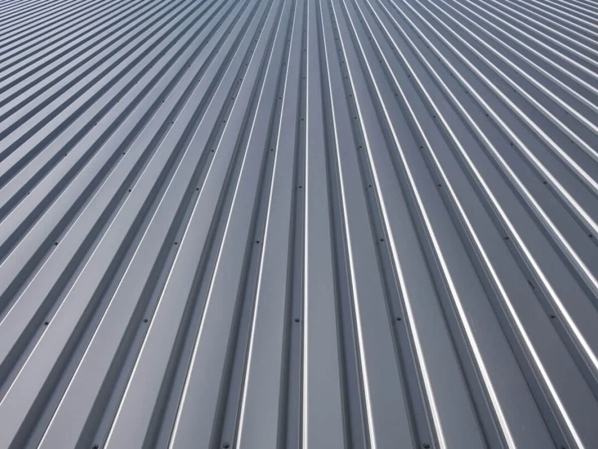 dach z blachy trapezowej na budynku mieszkalnym