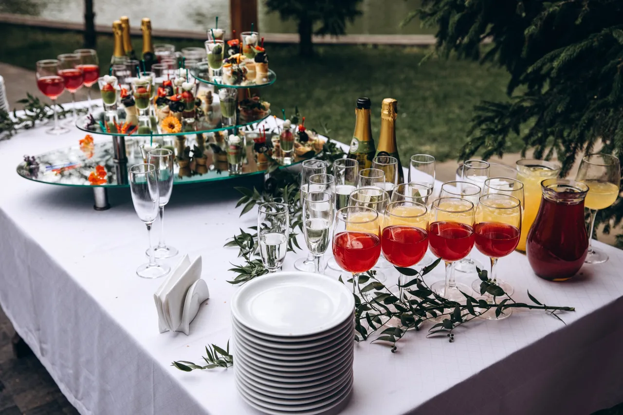 Drink bar na weselu z kolorowymi koktajlami