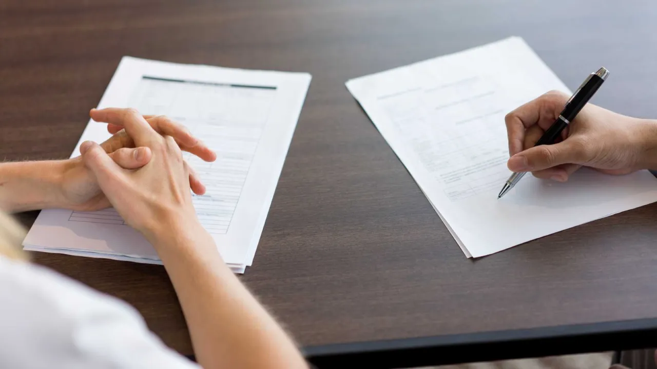 Osoba czytająca pismo od dewelopera