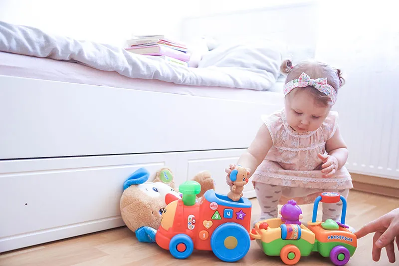 roczne dziecko bawi się zabawkami sensorycznymi