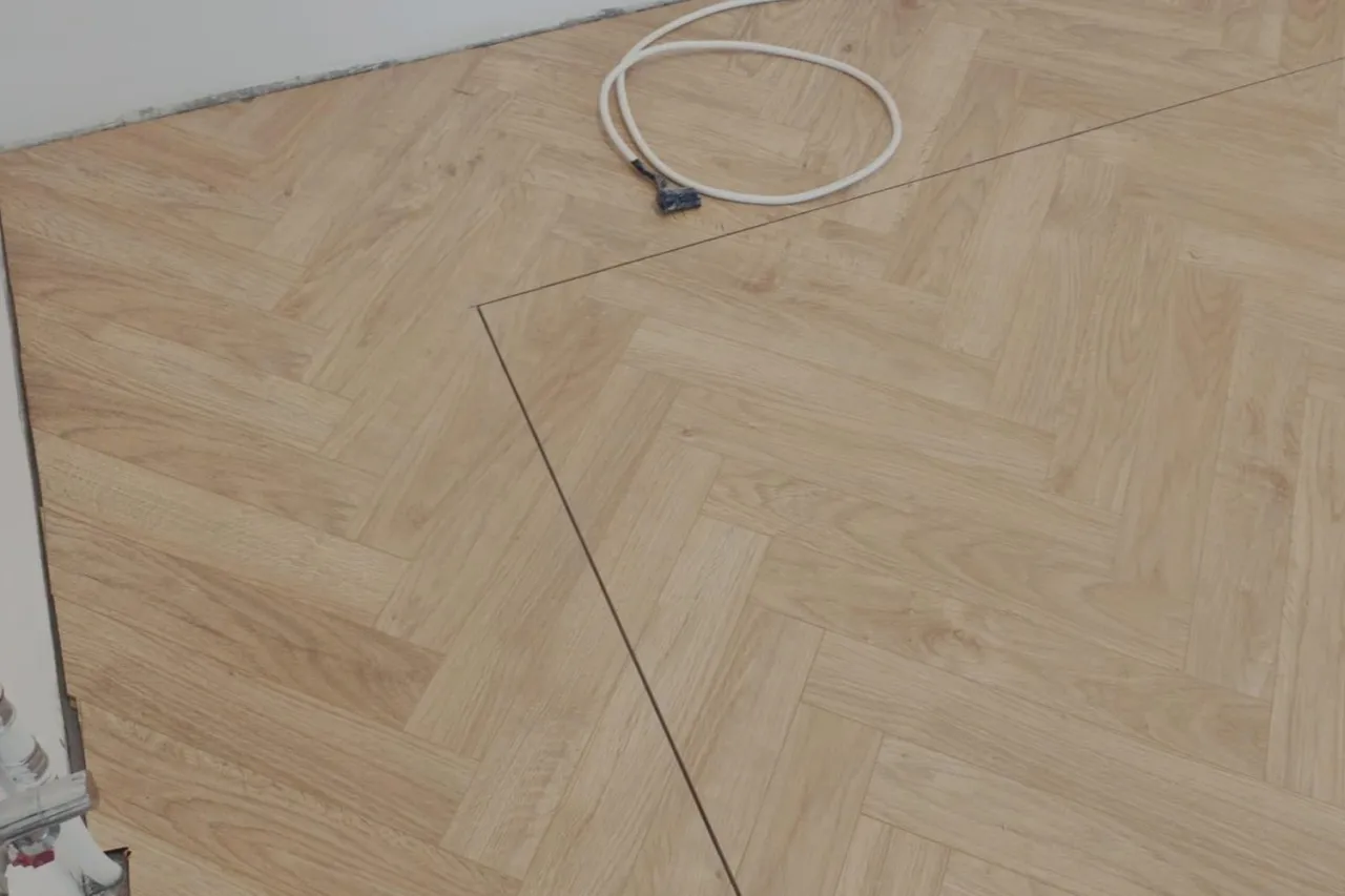 dylatacja między gresem a panelami