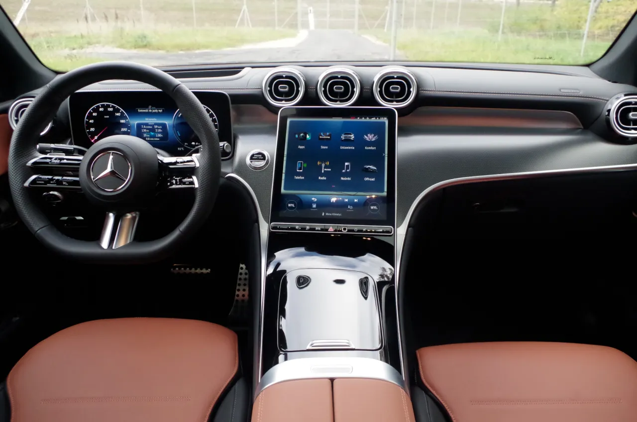 Wnętrze Mercedes GLC 300 4MATIC z brązową tapicerką i nowoczesnym ekranem multimedialnym.