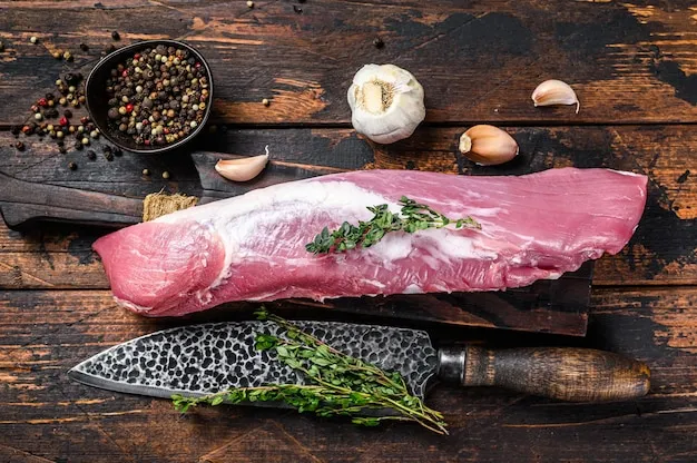 świeże surowe mięso na desce do krojenia
