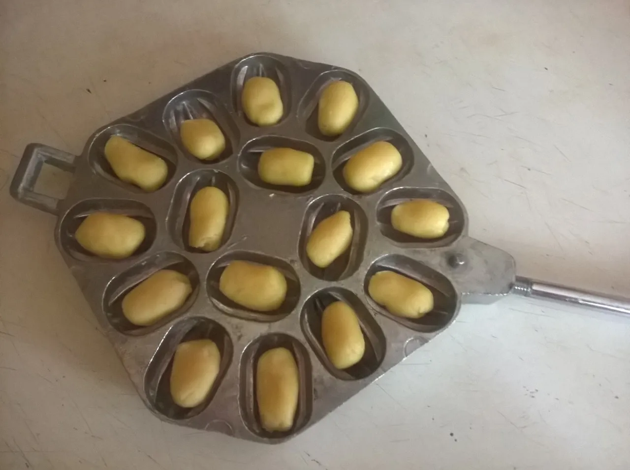 Pieczenie orzeszków na rozgrzanej patelni żeliwnej