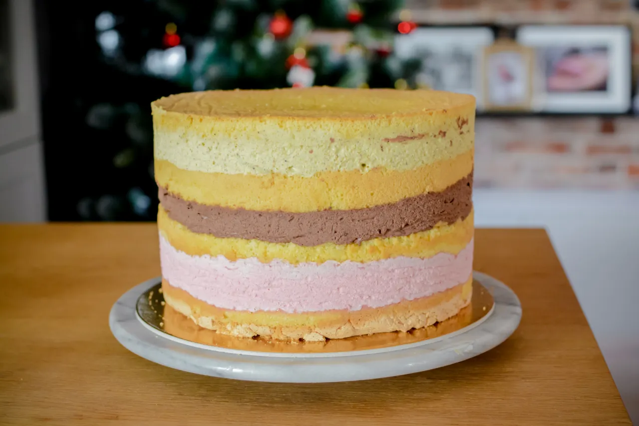 Przekrój tortu z różnymi warstwami