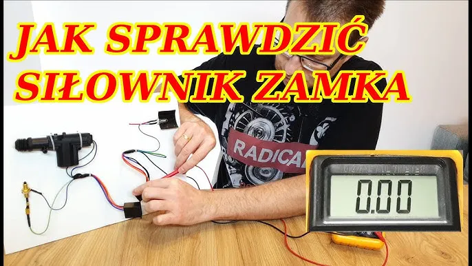 Uszkodzony siłownik centralnego zamka w drzwiach samochodu