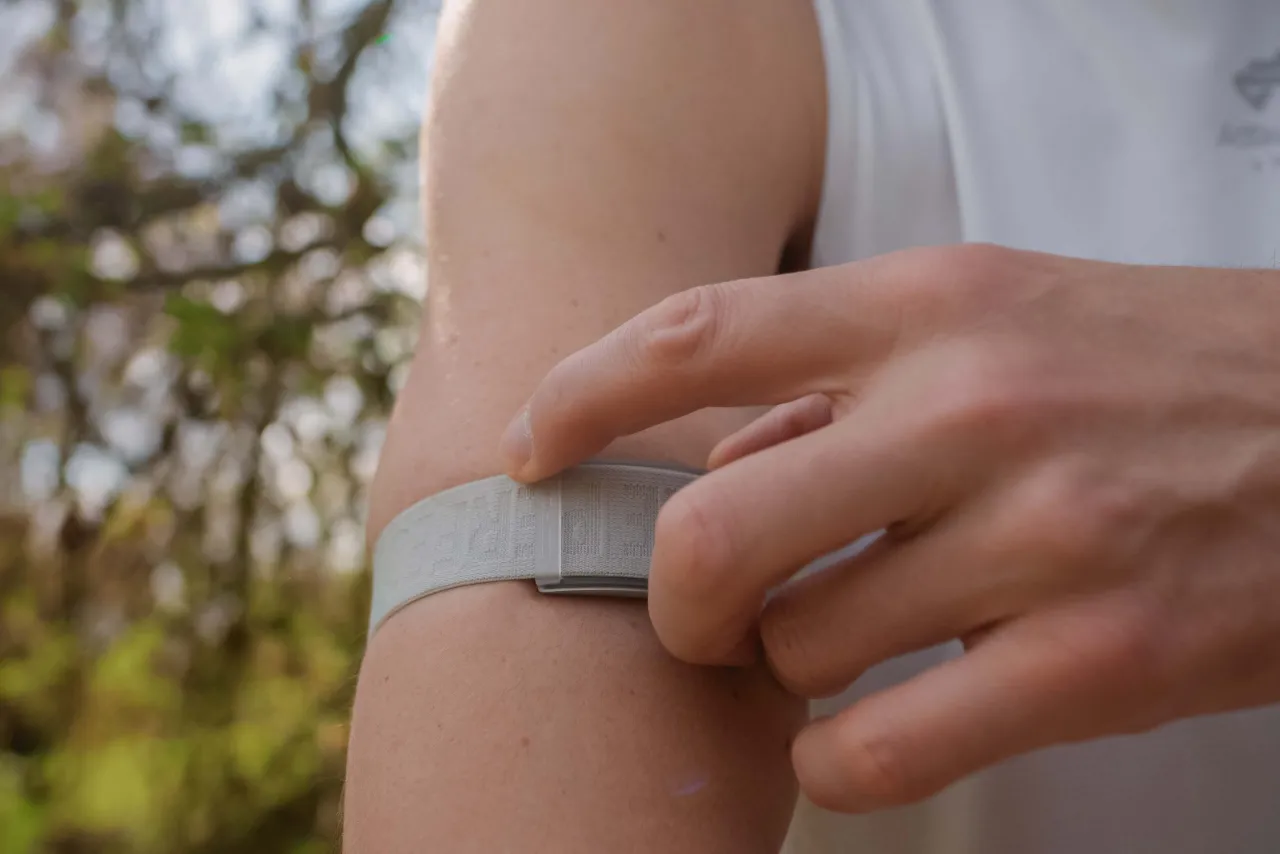 Biegacz mierzący tętno na nadgarstku