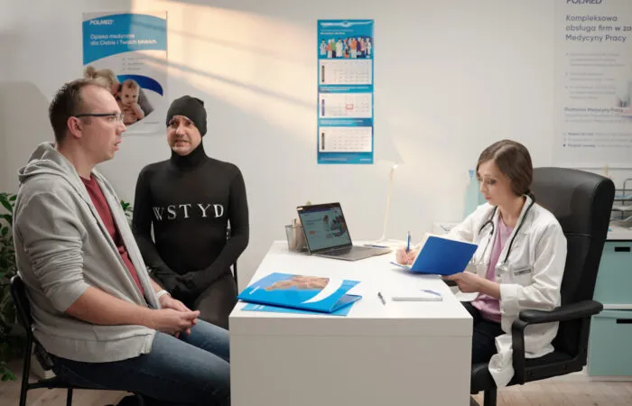 Mężczyzna zastanawiający się nad wizytą u lekarza, przełamujący wstyd