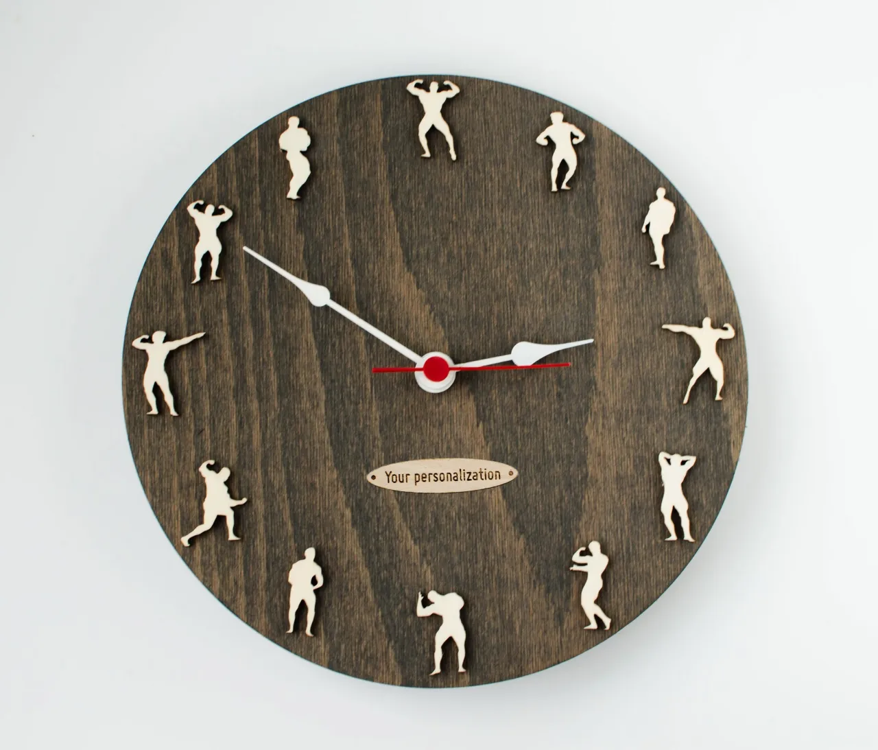 zegar z porami dnia i sylwetki ćwiczących os&oacute;b