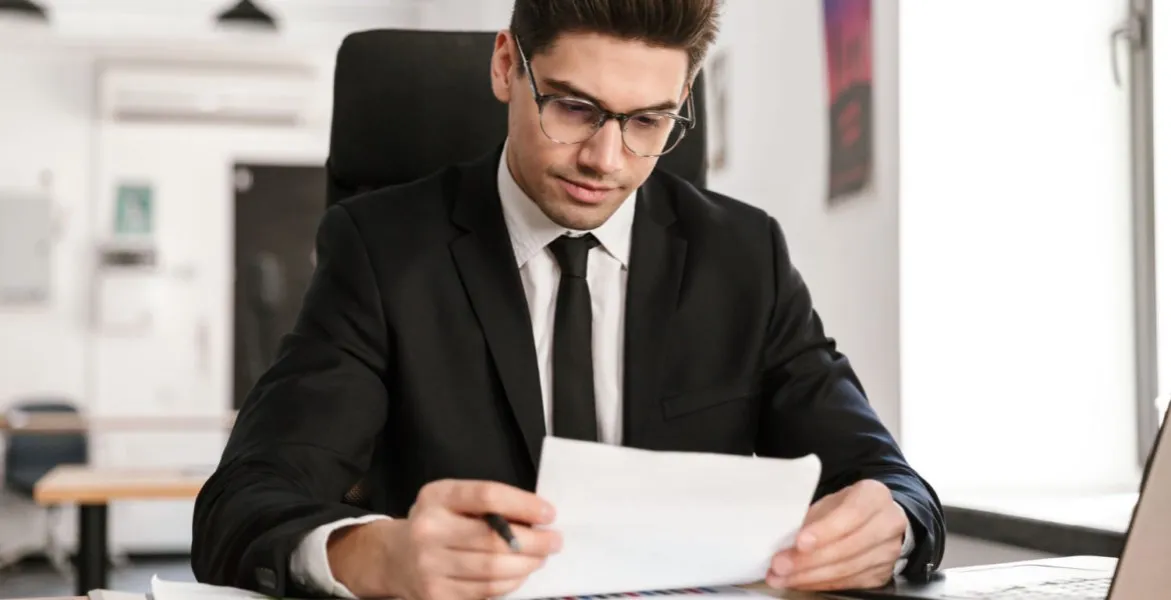 profesjonalne biurko tłumacza z dokumentami i laptopem