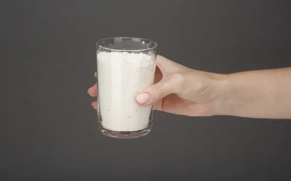 100 gram&oacute;w mąki pszennej w szklance