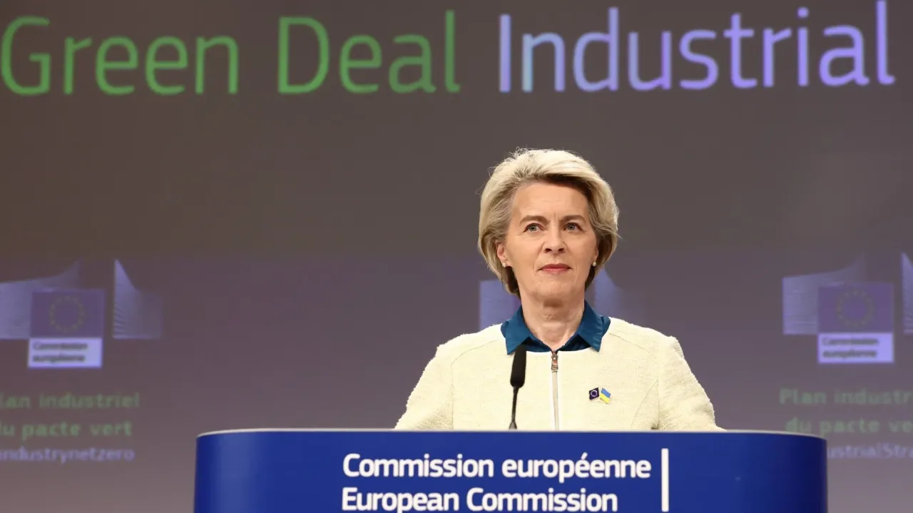 Ursula von der Leyen, kt&oacute;ra wymyśliła zielony ład, przemawia na tle napisu 
