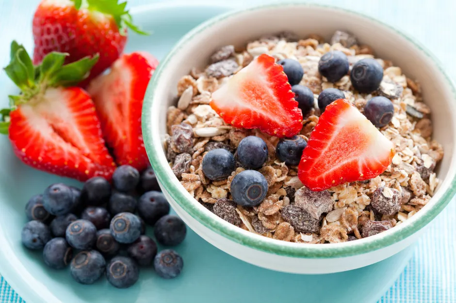 talerz owsianki z owocami i orzechami