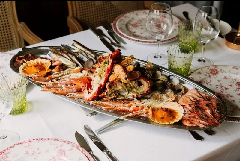 talerz świeżych owoc&oacute;w morza z grilla w restauracji nad morzem