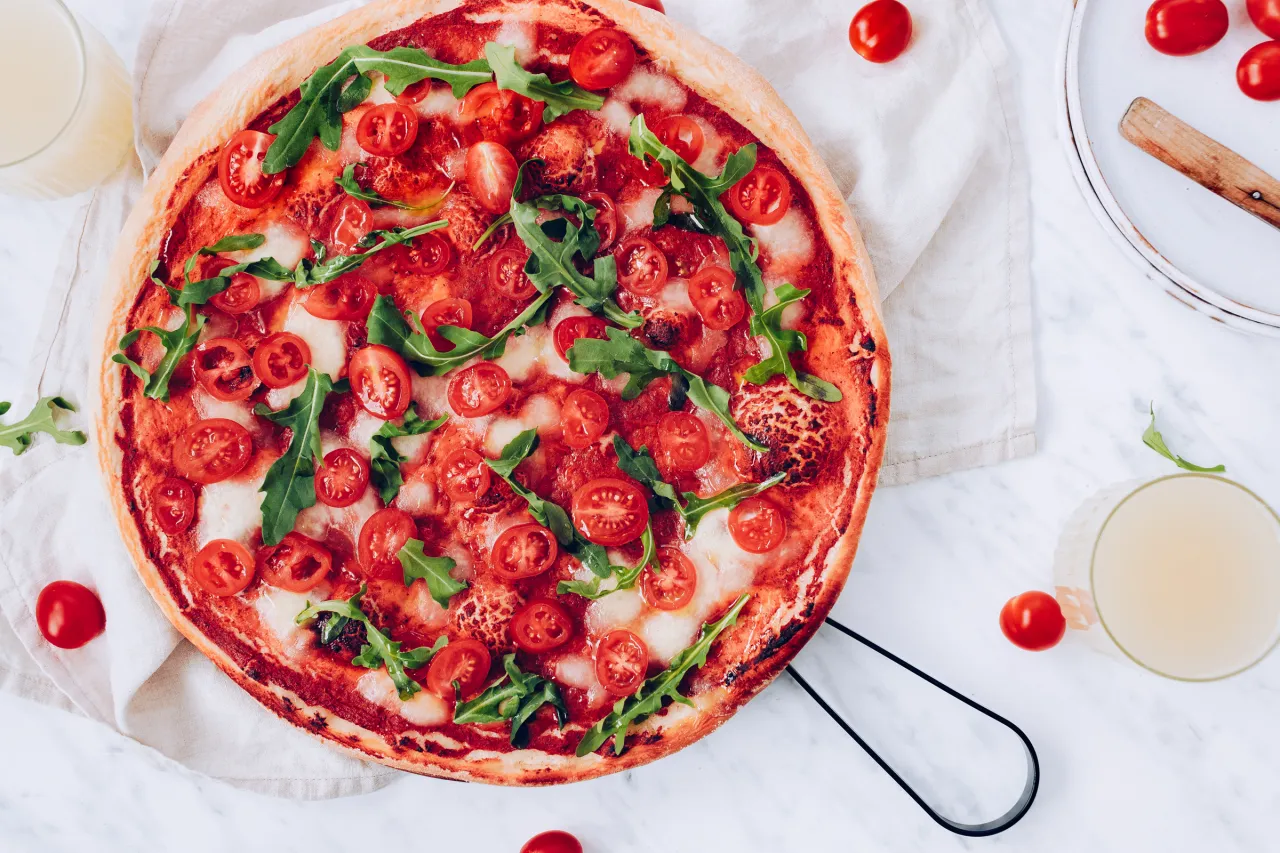 pizza z sosem pomidorowym i świeżymi ziołami