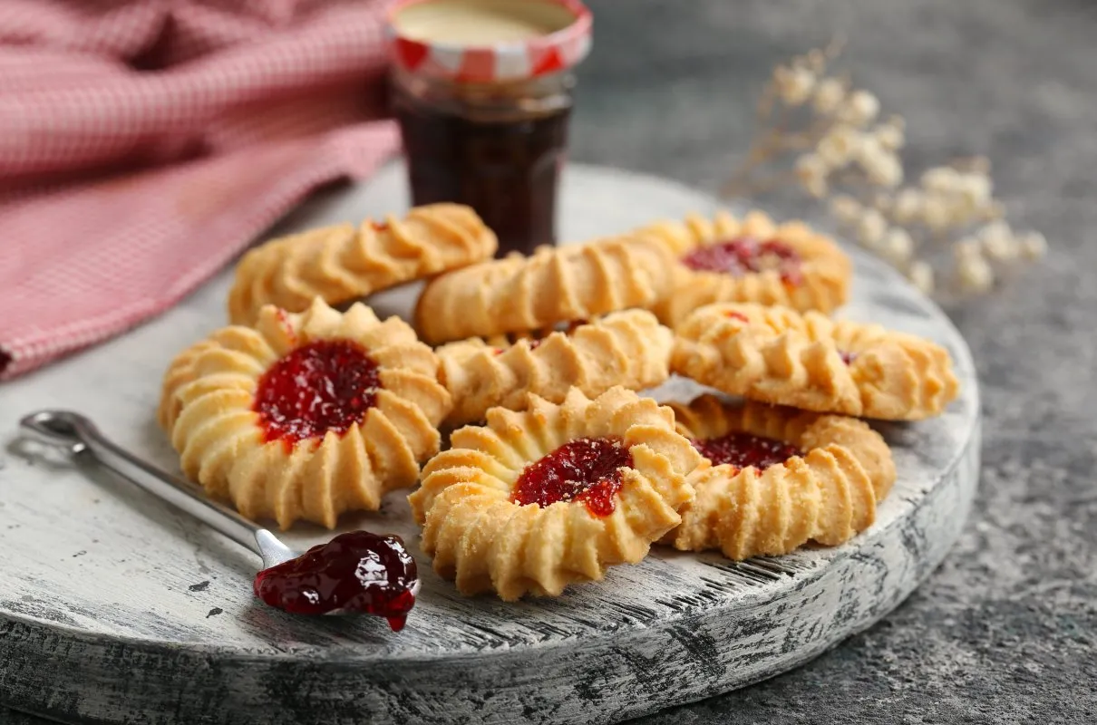 ciastka w metalowej puszce