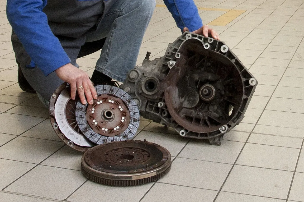 uszkodzone łożysko oporowe sprzęgła objawy dźwięki