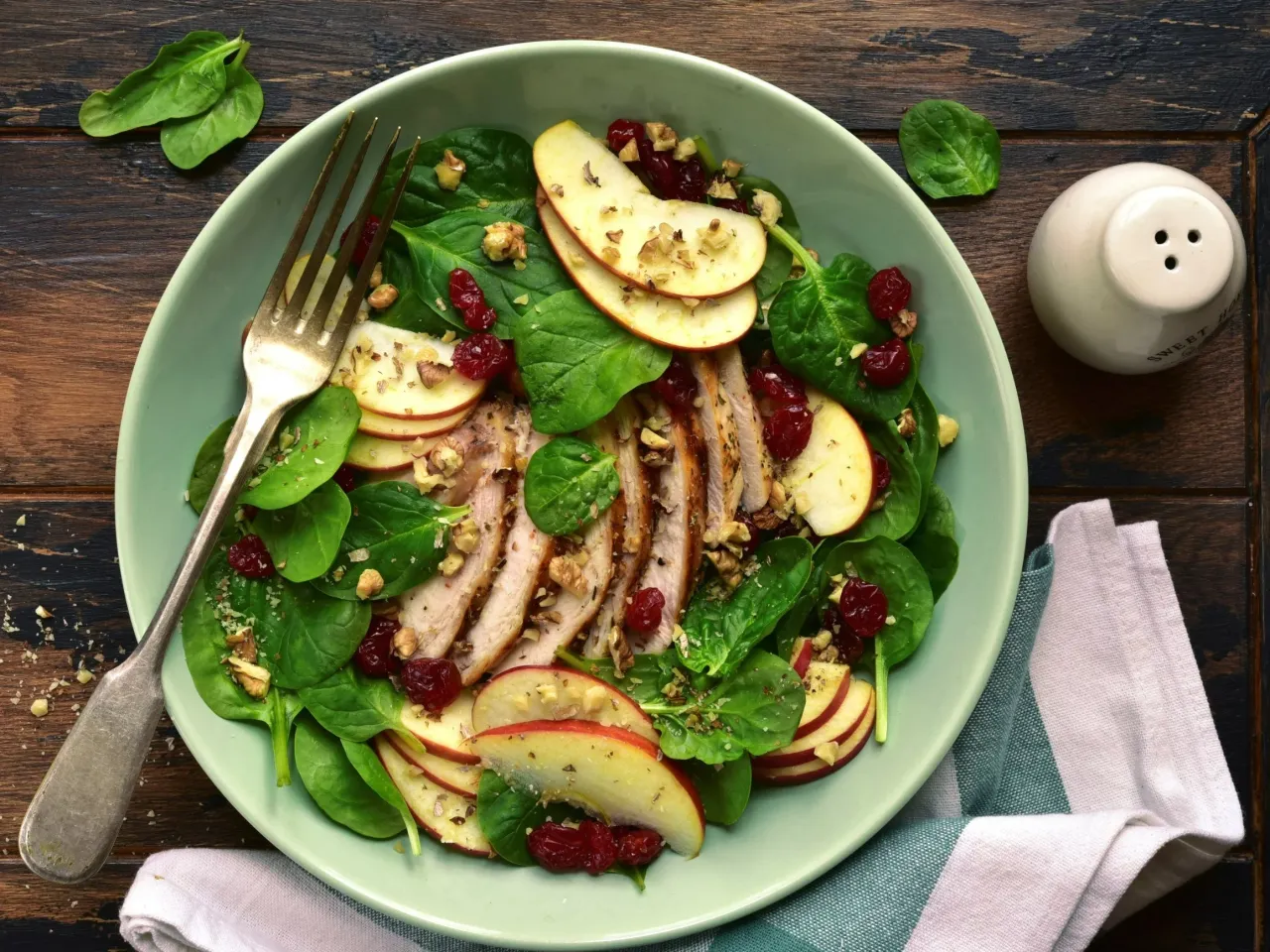 Sałatka ze szpinakiem, jabłkiem, żurawiną i orzechami włoskimi to idealne, co dietetycznego na kolację.