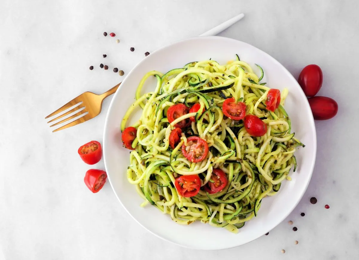 Pyszny makaron z cukinii przepis z pomidorkami koktajlowymi i złotym widelcem. Lekkie i zdrowe danie.
