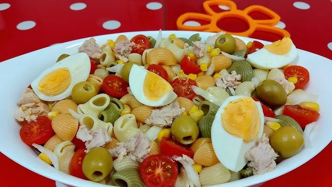 ensalada de pasta de colores vibrante en un bol
