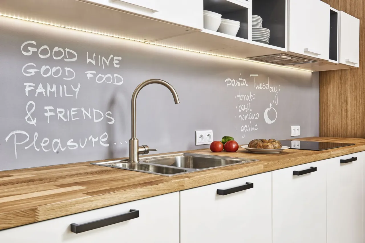 inspiracje kuchnia ściana nad blatem bez płytek