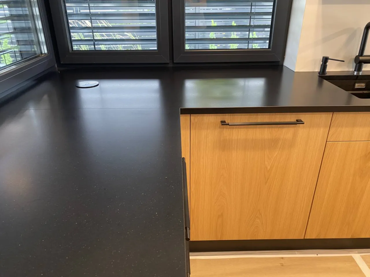 Elegancki blat konglomerat czarny, idealny do nowoczesnej kuchni. Sprawdź jego cenę i jakość wykonania.