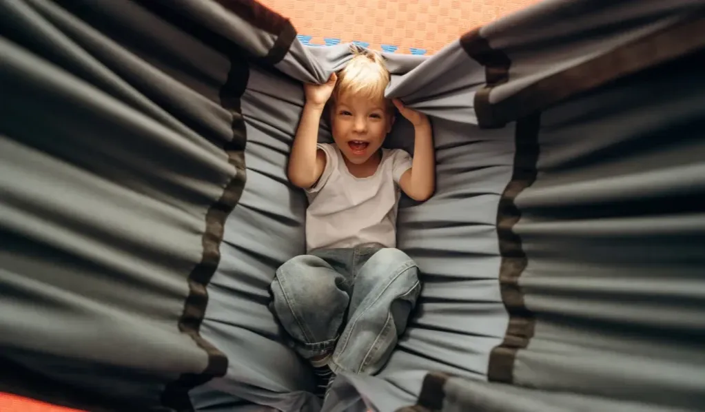 dziecko pod kocem sensorycznym