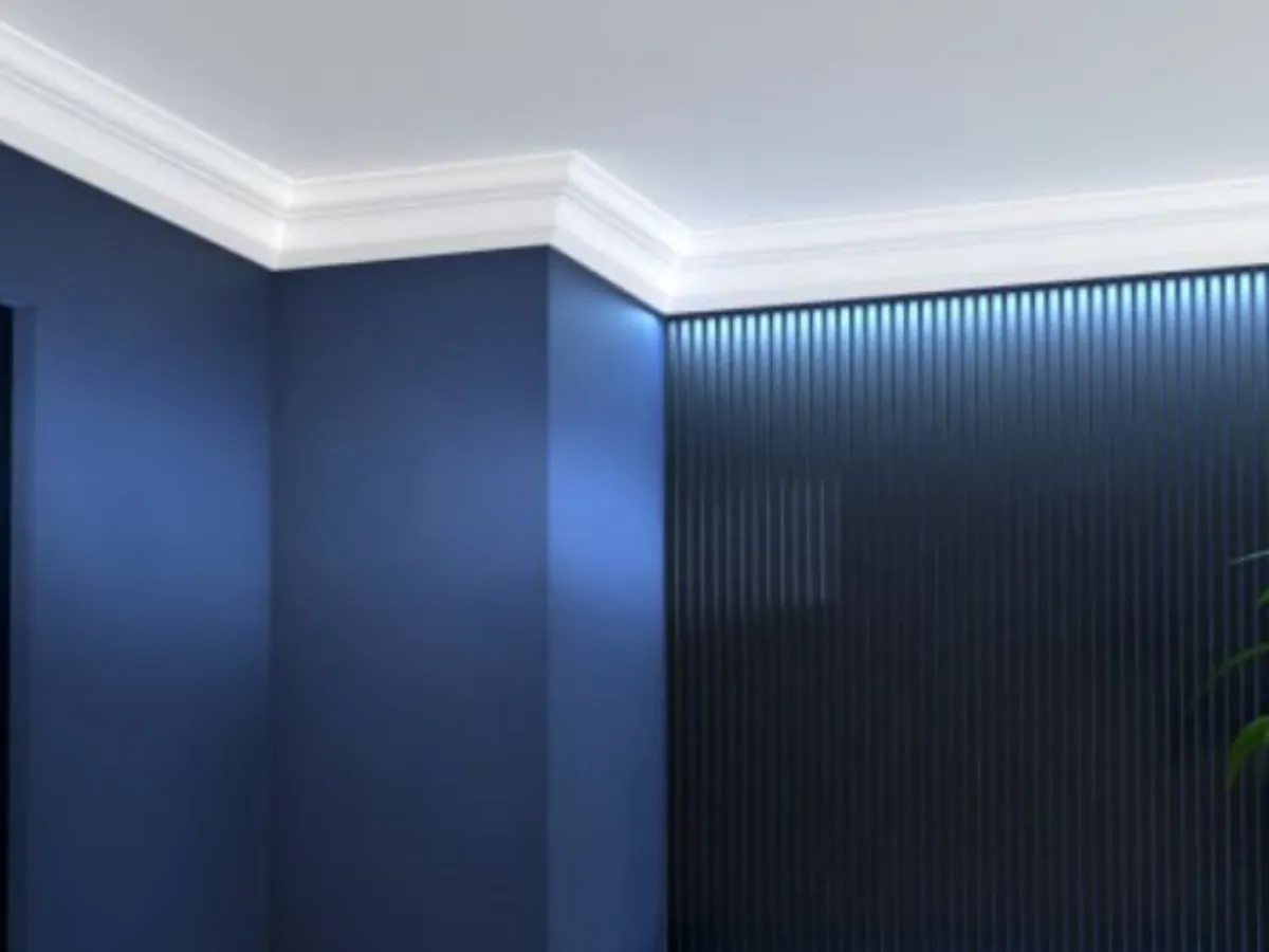 Elegancki biały pasek pod sufitem dodaje wnętrzu klasy. Czy taki detal jest modny? W tej aranżacji z pewnością tak!