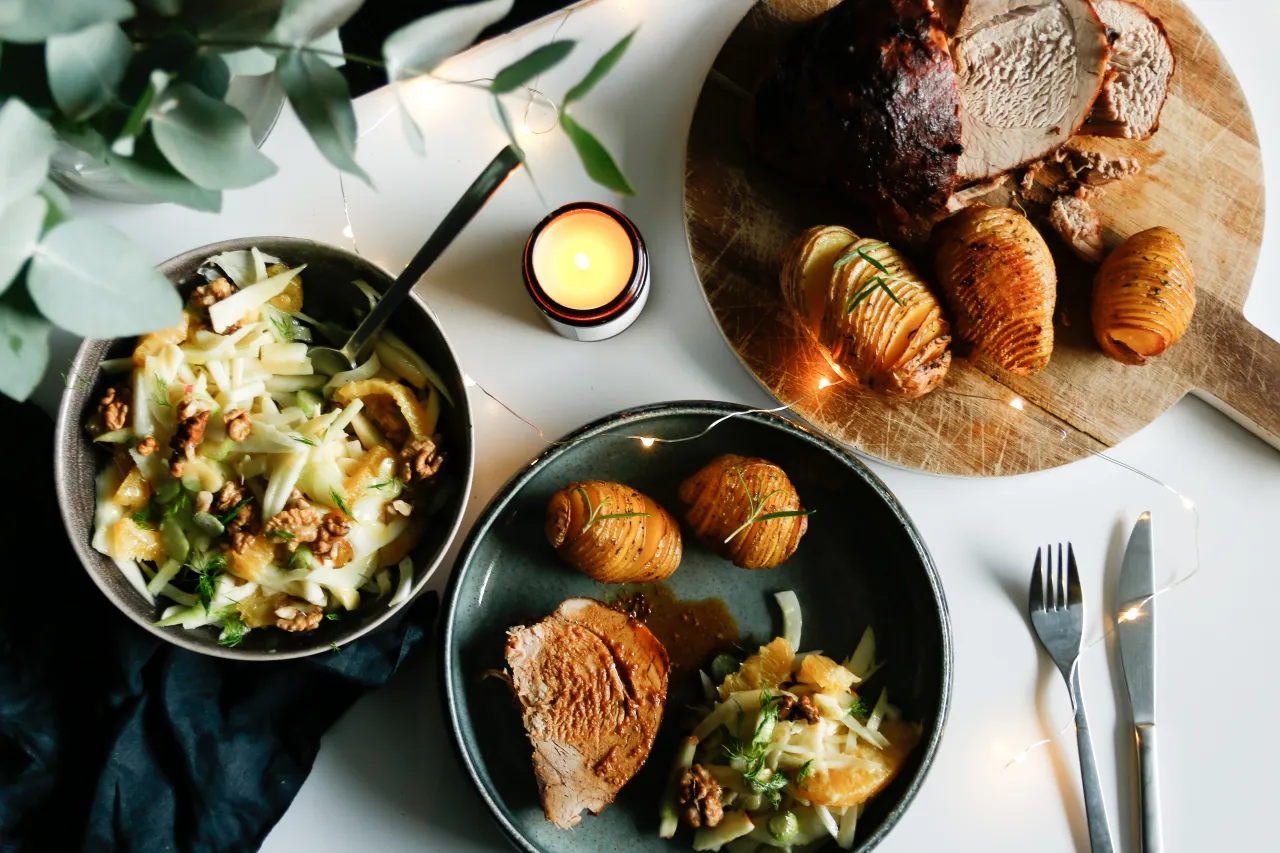 pieczona szynka z ziemniakami i surówką