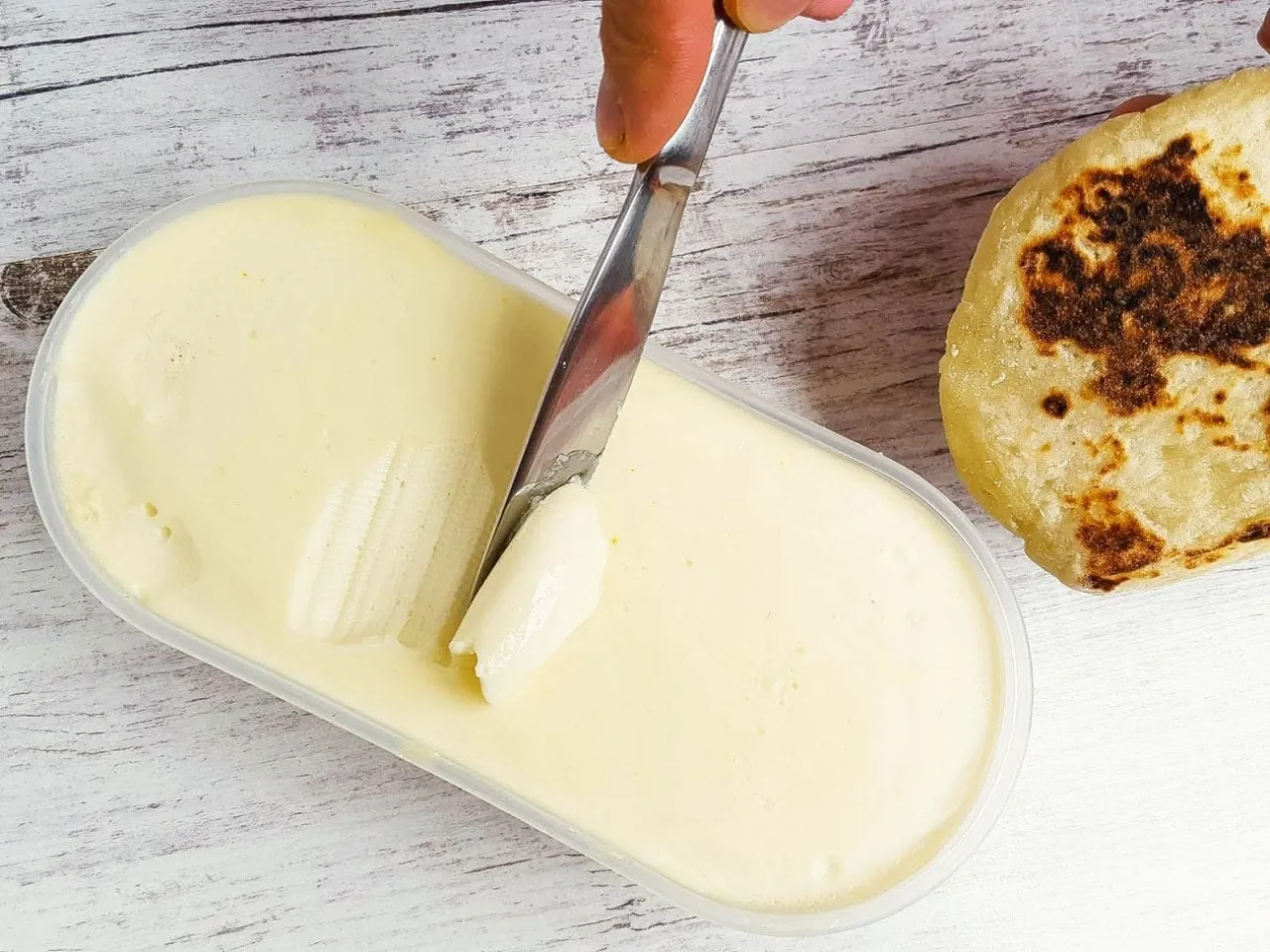 Wegańskie masło domowej roboty i składniki