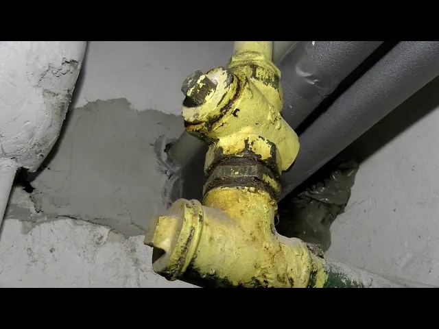 Gł&oacute;wny zaw&oacute;r gazu w szafce zewnętrznej