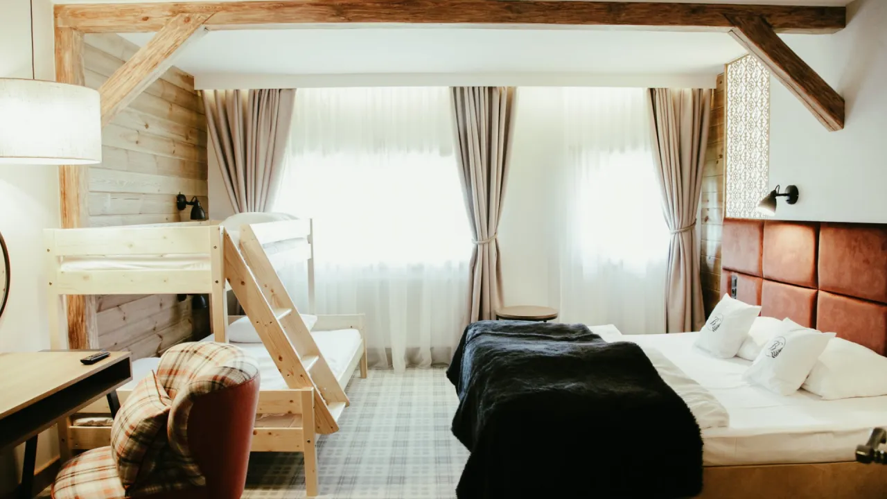 pokój hotelowy z łóżeczkiem turystycznym dla dziecka