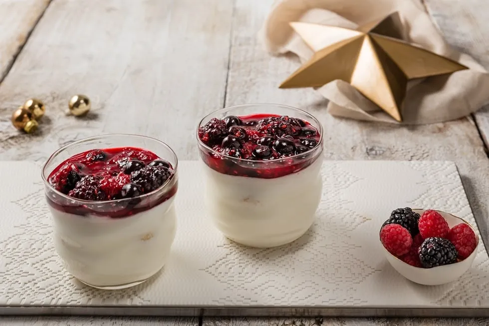 Panna cotta con frutti di bosco e caramello
