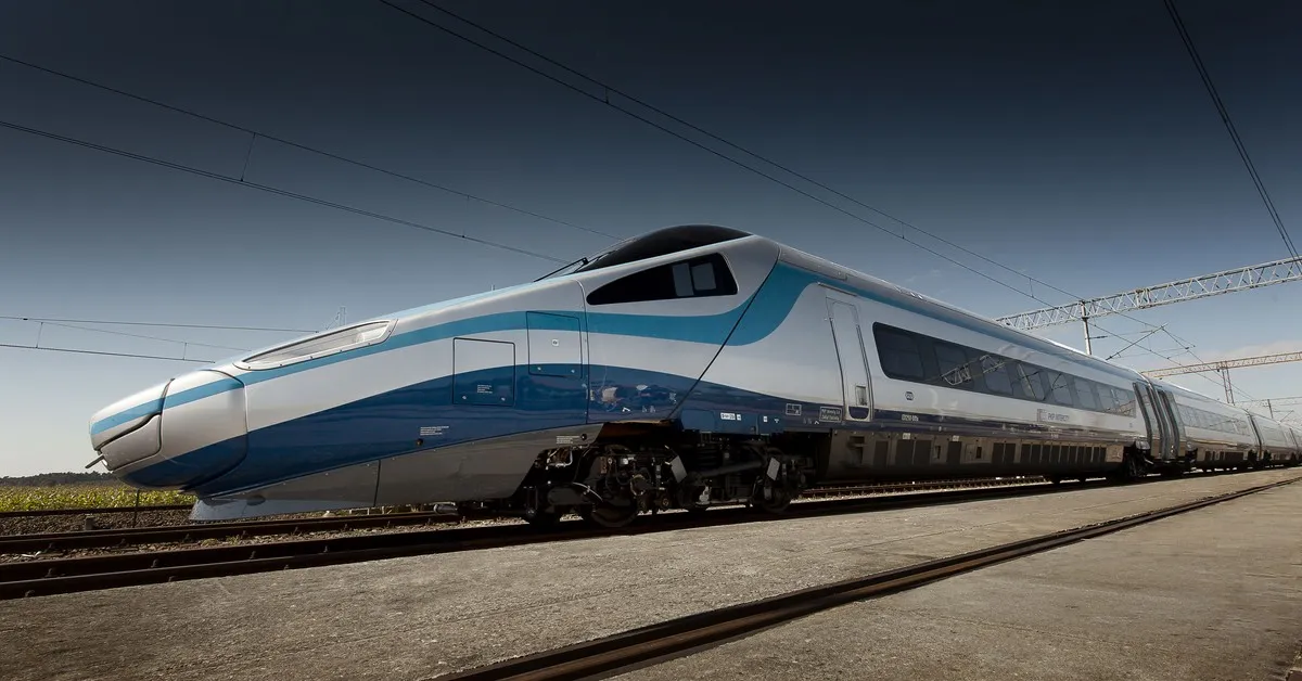 Nowoczesny pociąg Pendolino w górach