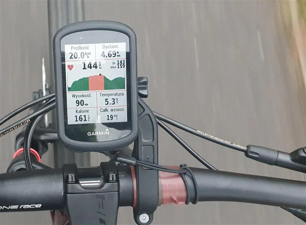 Rowerzysta mierzący tętno podczas jazdy